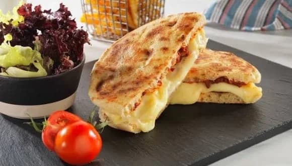 Izgarada kızarmış bazlama tost