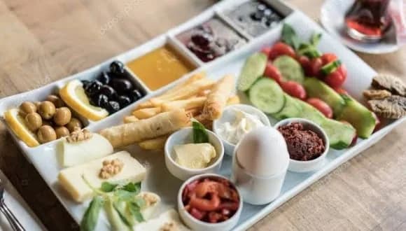 Peynir, zeytin ve yumurtayla hazırlanan kahvaltı tabağı