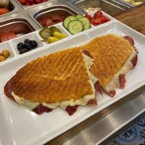 Pastırmalı Kaşarlı Tost